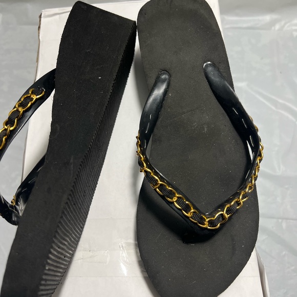 Womens sandals not sure size or make ALMOST FREE - Picture 3 of 4